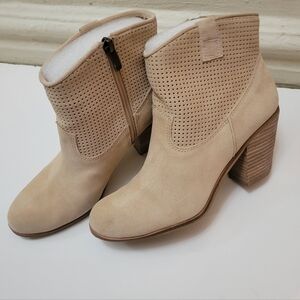 Vince Camuto Tan Suede‎ Heeled Boots EUC 8.5 Western Boho Chic